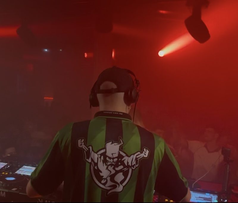 FORMEX en club sous les lumières rouges